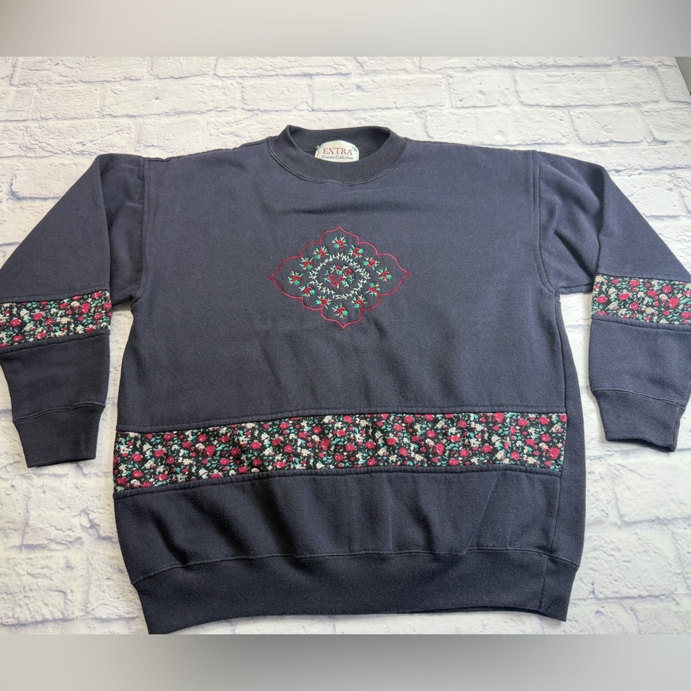 Vintage 1990’s Navy Floral Women's Crewneck Embroidered Sweatshirt. Size 8/Med